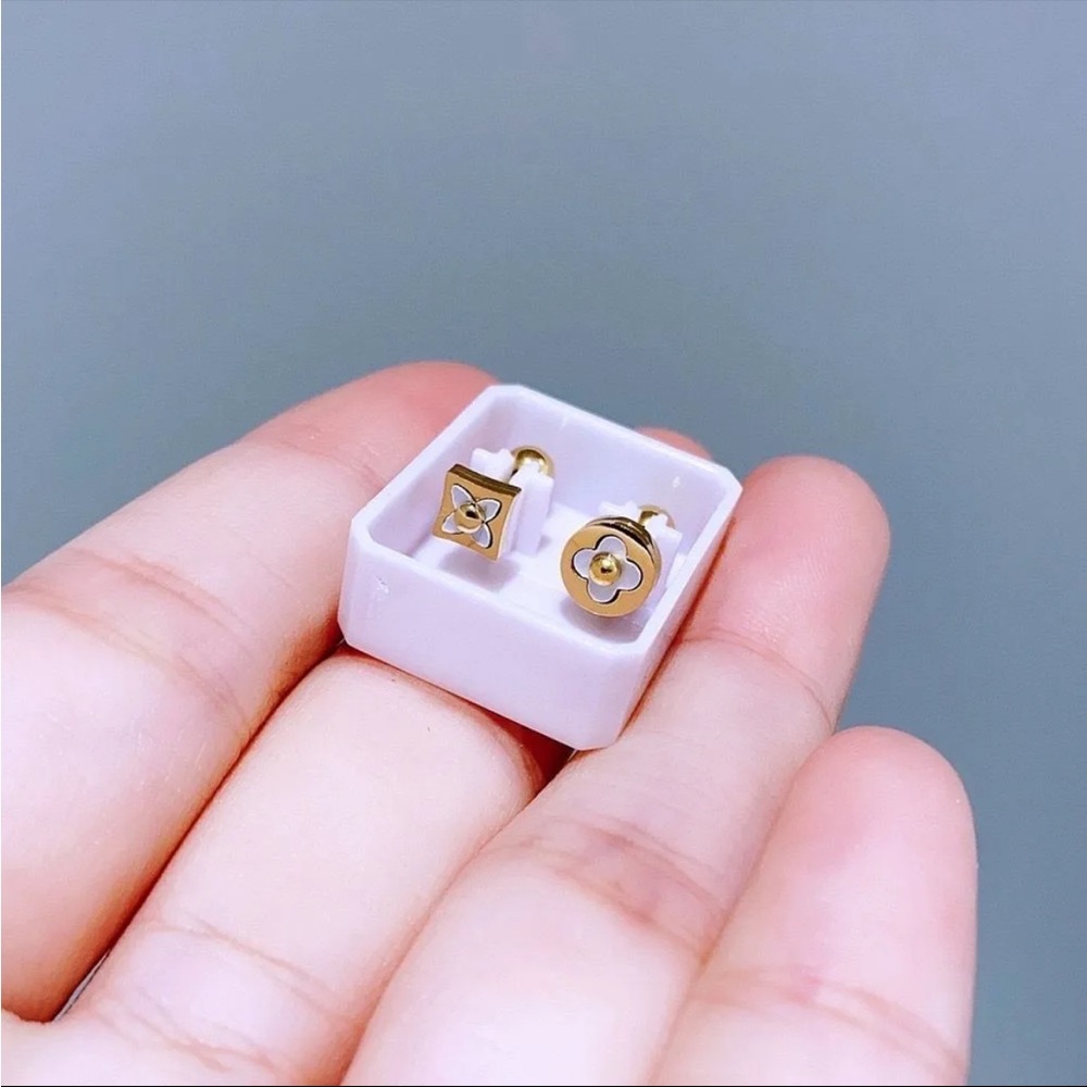 Elegant Gold Stud Earrings